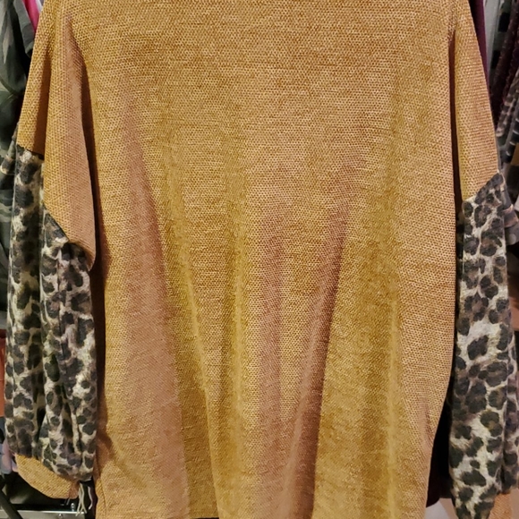 Last Medium Leopard Sleeve Knit Top - Picture 8 of 8